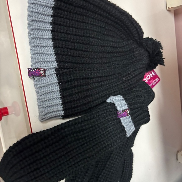 Hot paws hat and mittens set - Picture 3 of 3